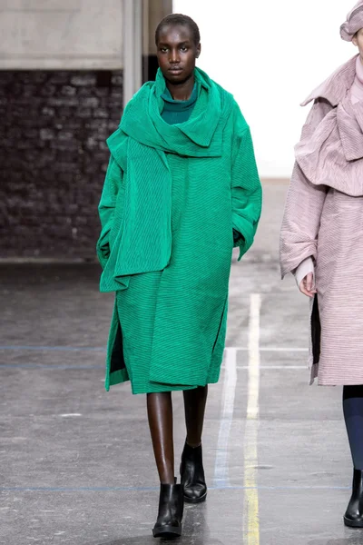 Look 3